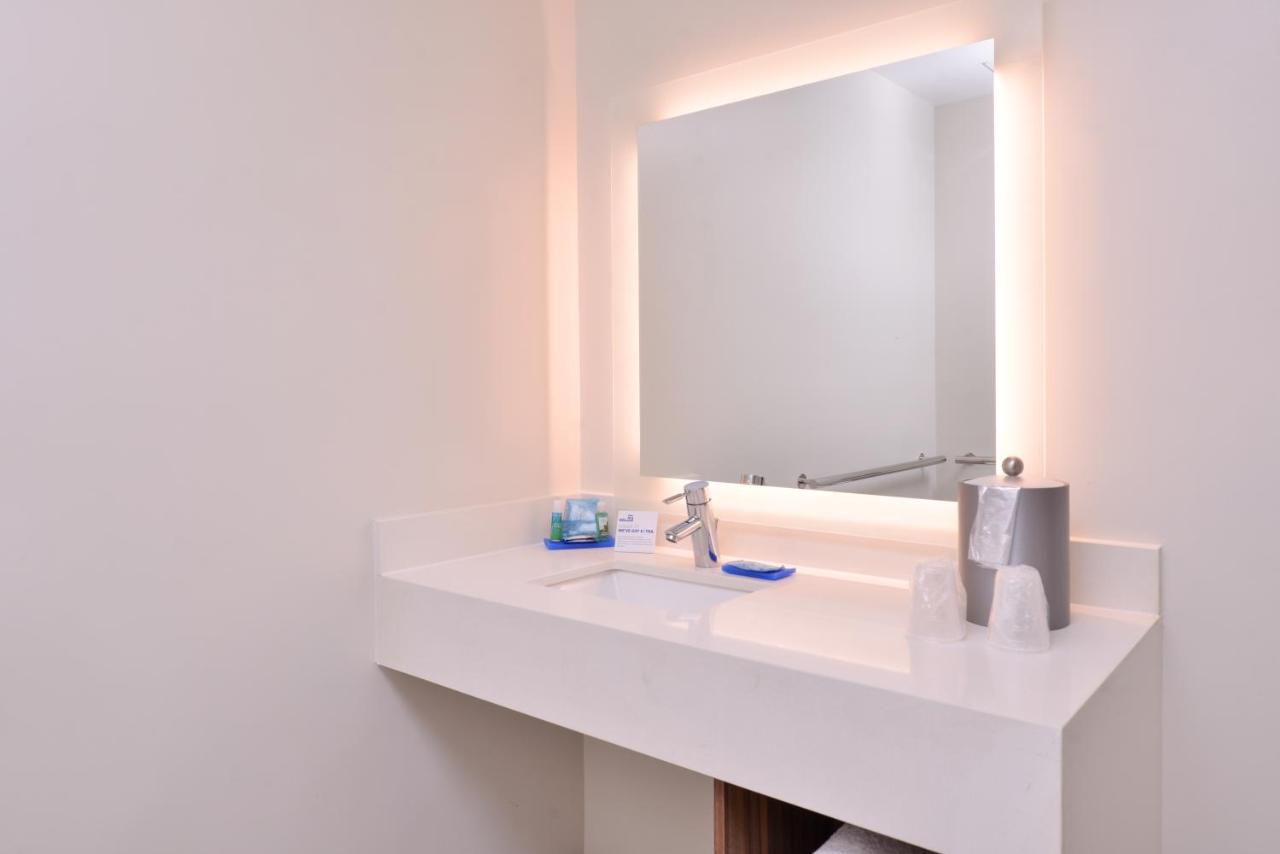 King Room - Mobility Access/Roll in Shower - Non-Smoking at Holiday Inn Express New Orleans - Arts District by IHG
