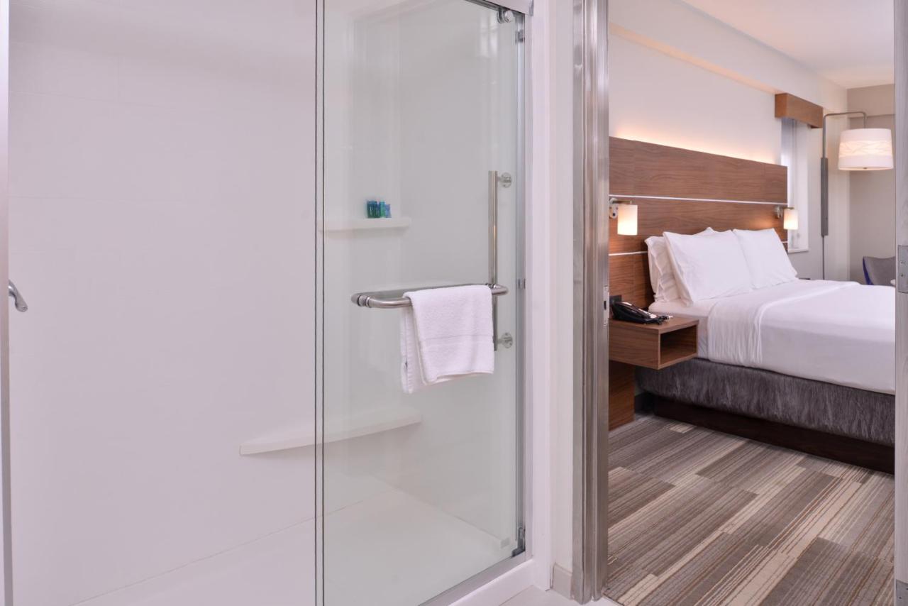 Queen Room - Mobility Access Roll in Shower/Non-Smoking at Holiday Inn Express New Orleans - Arts District by IHG