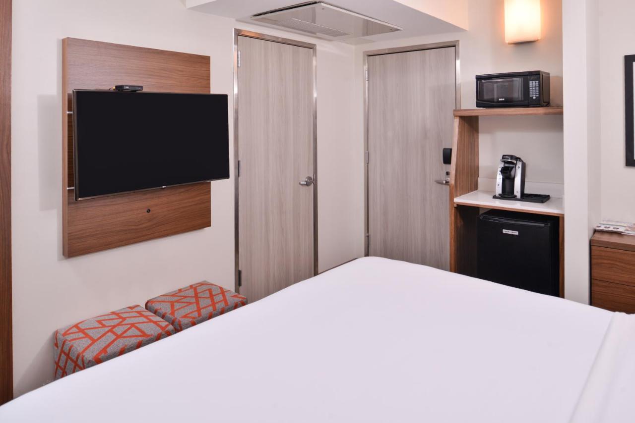 Queen Room - Non-Smoking at Holiday Inn Express New Orleans - Arts District by IHG