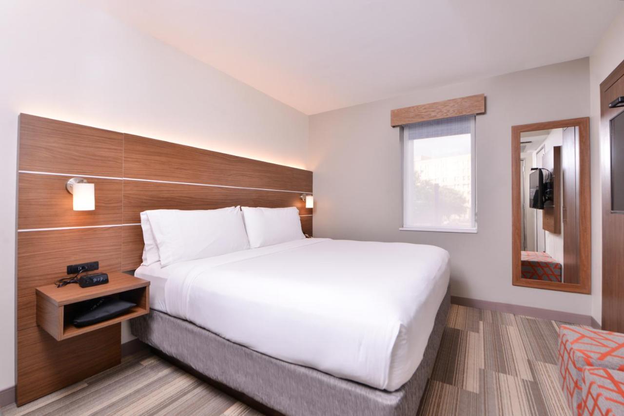 King Room - Mobility Access/Roll in Shower - Non-Smoking at Holiday Inn Express New Orleans - Arts District by IHG