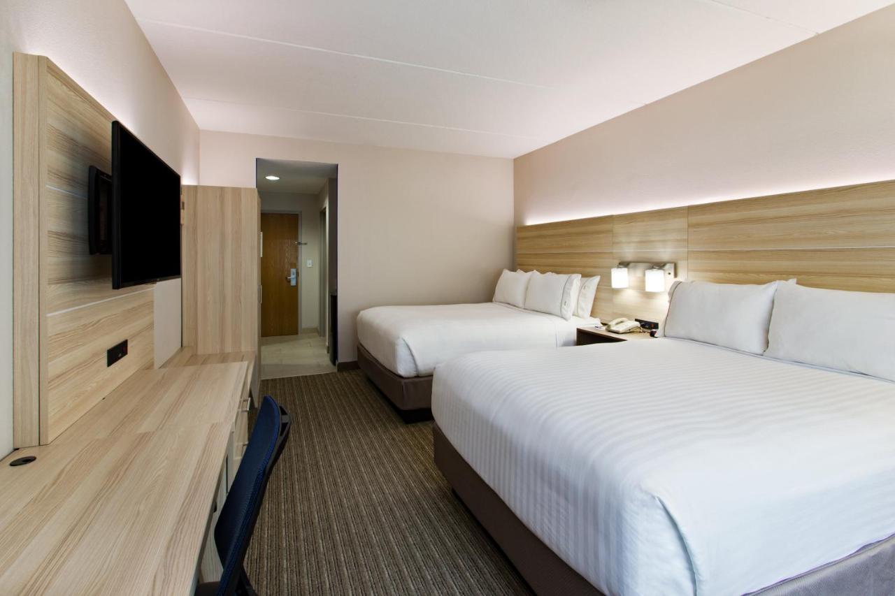 Queen Suite - Hearing/Mobility Accessible at Holiday Inn Express Hotel & Suites Tavares - Leesburg by IHG