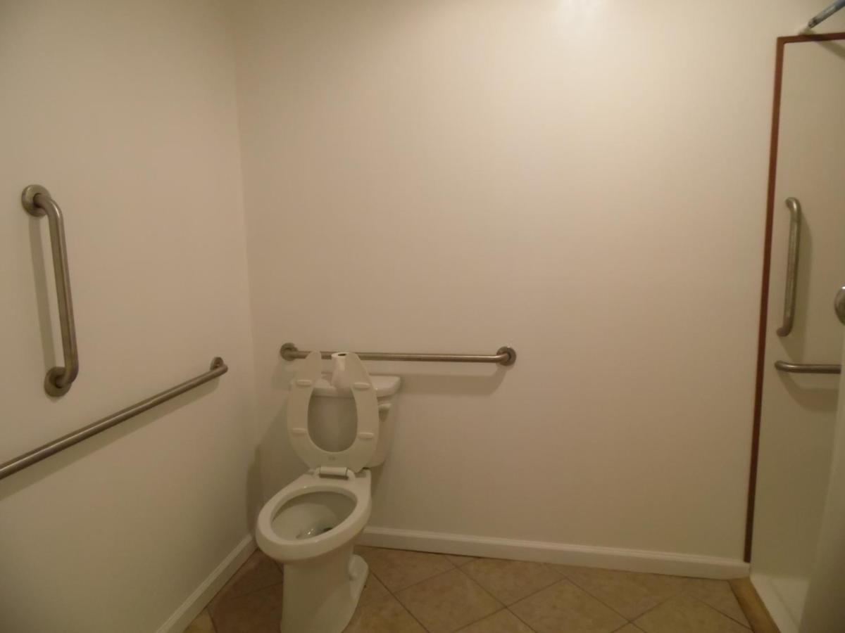 Double Room - Disability Access at Glenwood Inn - Stroudsburg