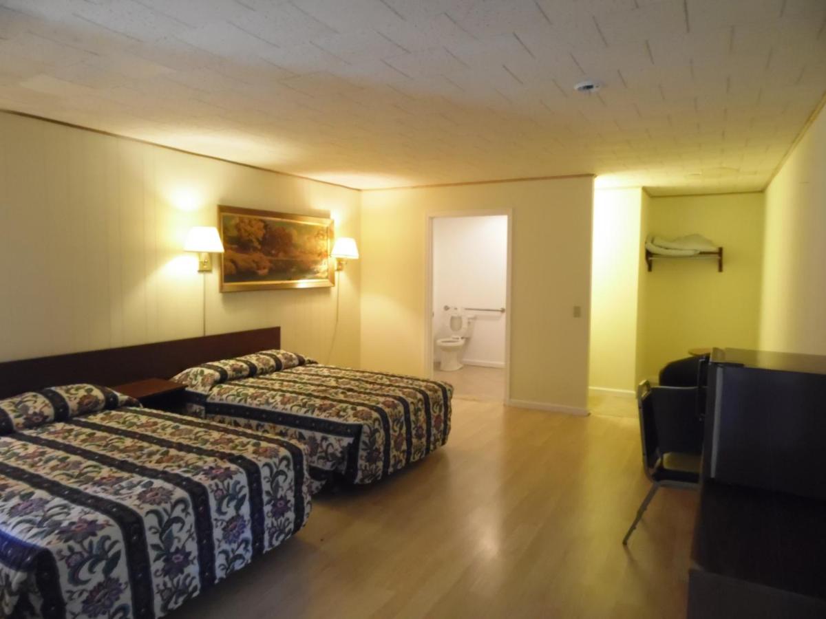 Double Room - Disability Access at Glenwood Inn - Stroudsburg