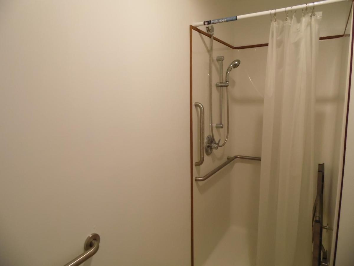Double Room - Disability Access at Glenwood Inn - Stroudsburg