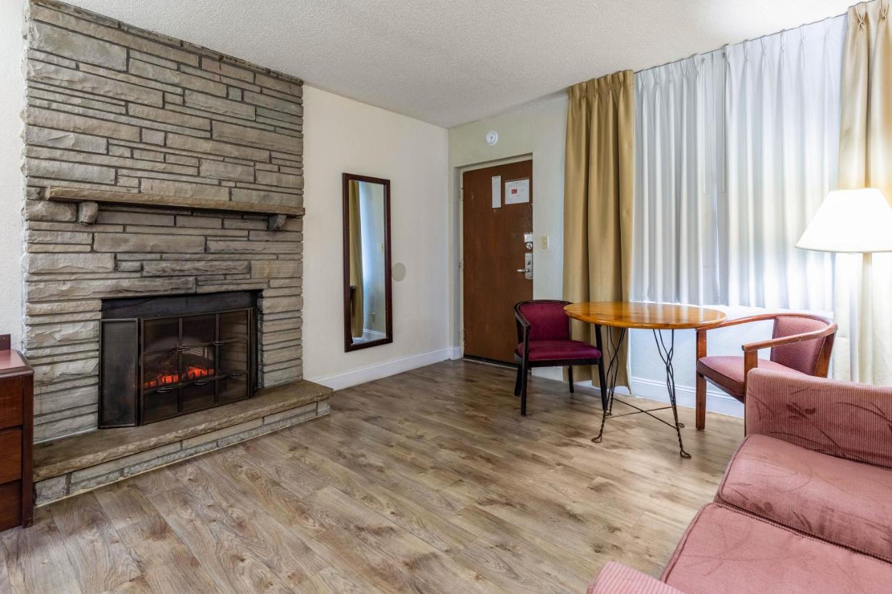 Queen Room - Non-Smoking at Econo Lodge Inn & Suites On The River