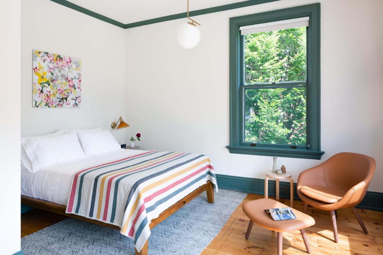 Queen Room with Garden View at The Amelia