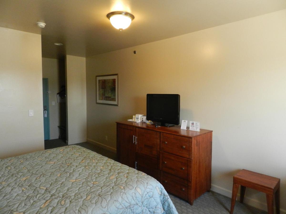 King Room - Mobility Access/Non-Smoking at Days Inn by Wyndham Downtown St. Louis