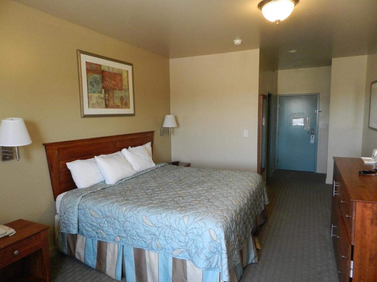 King Room - Mobility Access/Non-Smoking at Days Inn by Wyndham Downtown St. Louis