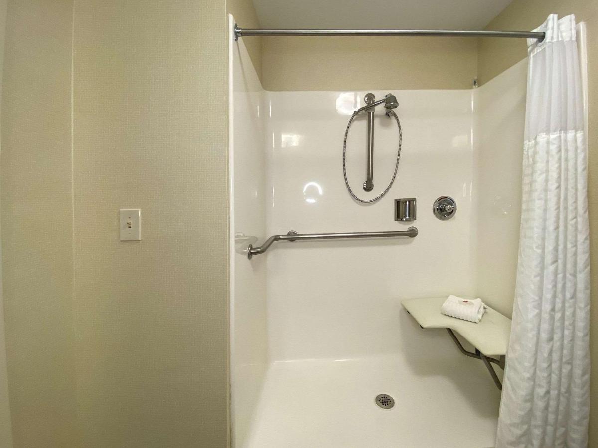| Comfort Inn East Windsor - Springfield
