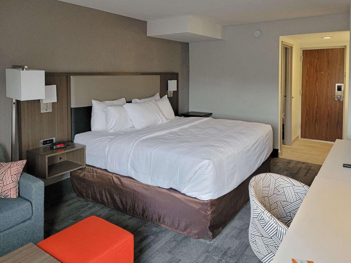 Queen Room with Tub - Mobility Accessible/Non Smoking at Comfort Inn & Suites Wyomissing/Reading