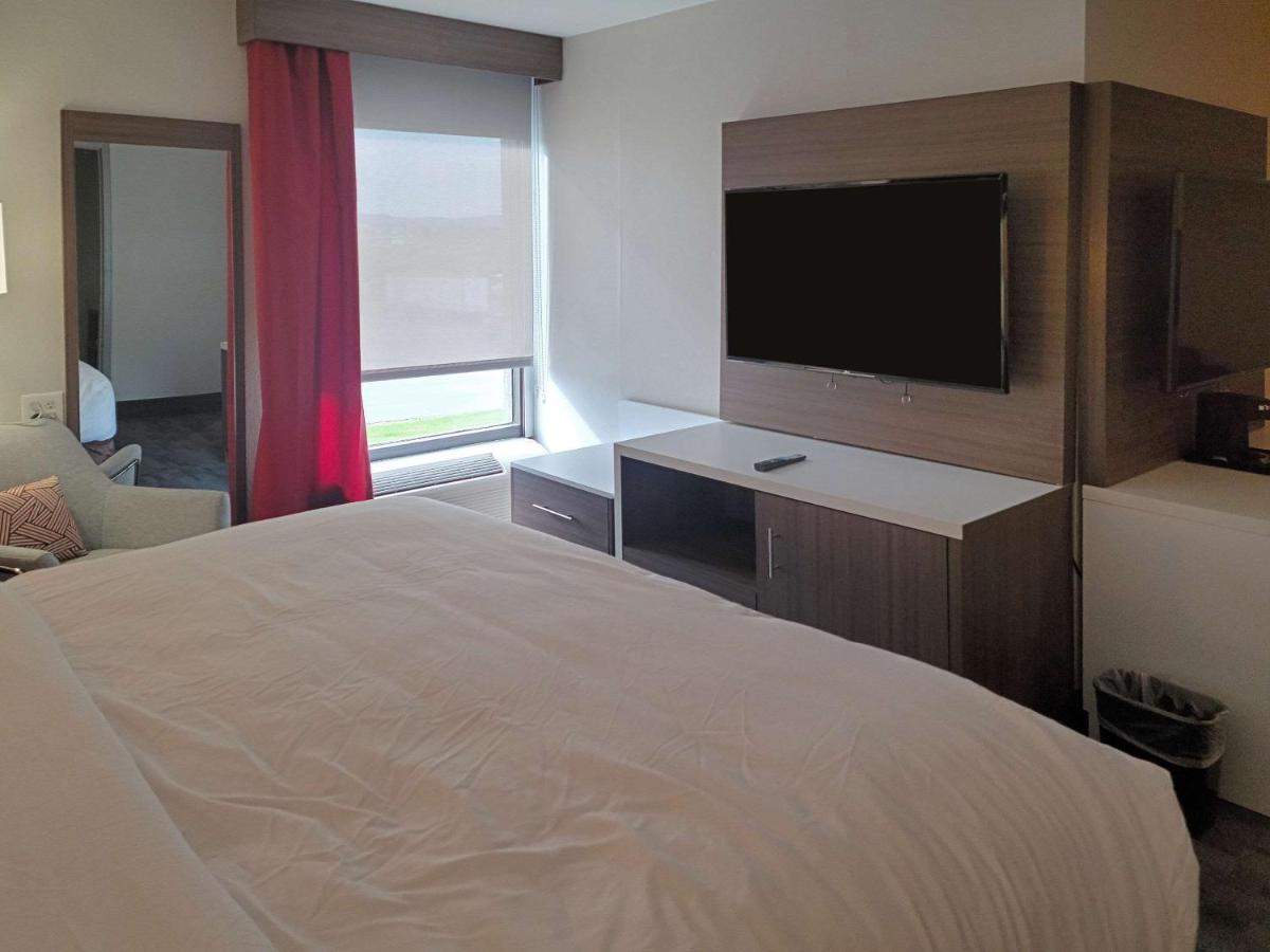 King Suite - Non Smoking at Comfort Inn & Suites Wyomissing/Reading