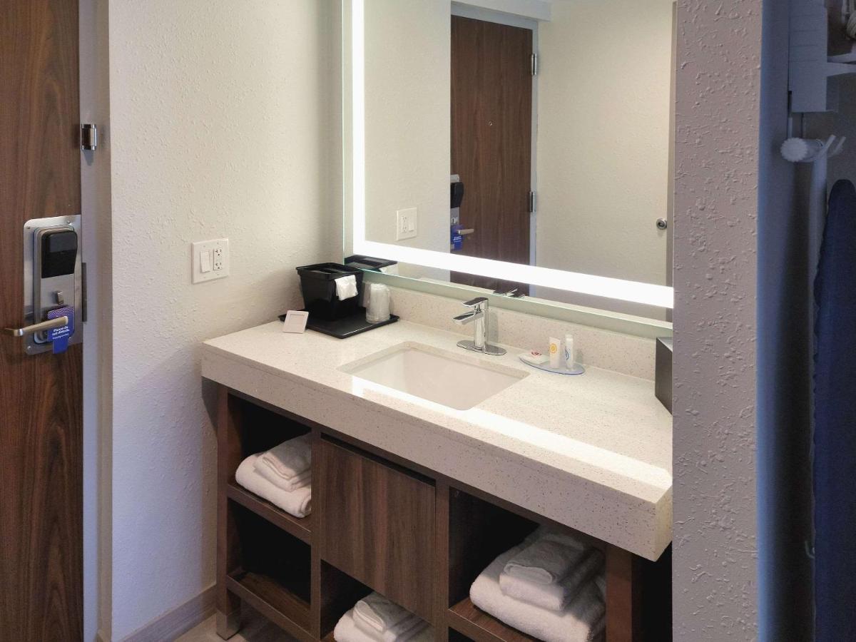 King Suite - Non Smoking at Comfort Inn & Suites Wyomissing/Reading