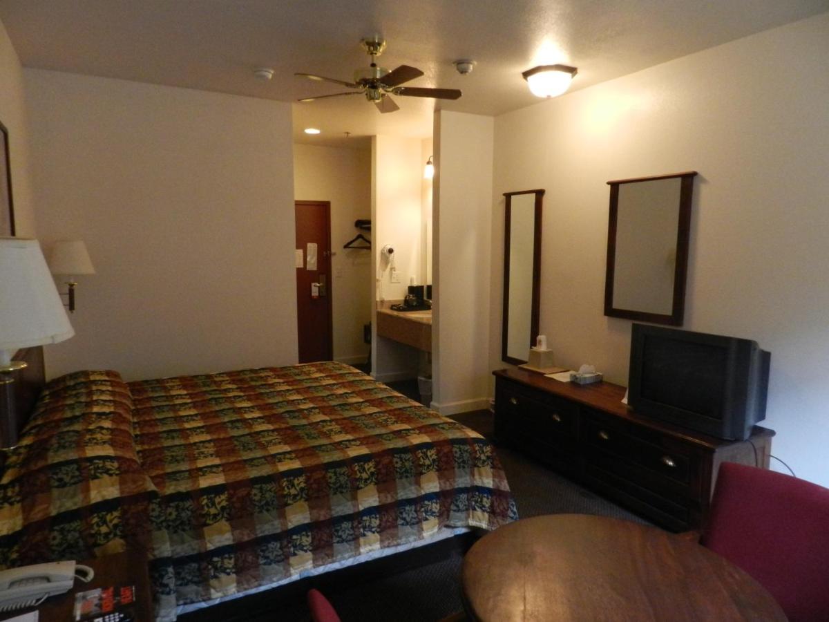 King Room - Non-Smoking at Super 8 by Wyndham St. Louis Airport