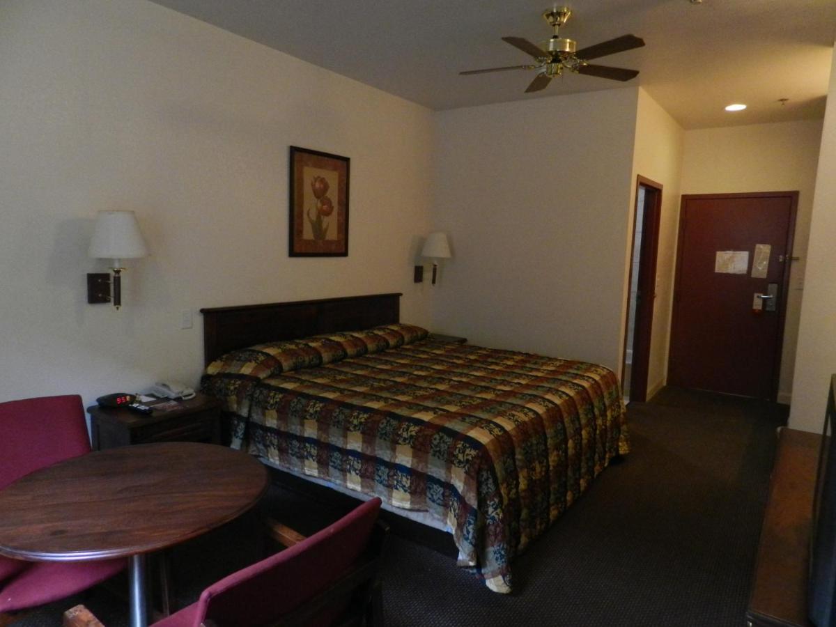 King Room - Non-Smoking at Super 8 by Wyndham St. Louis Airport