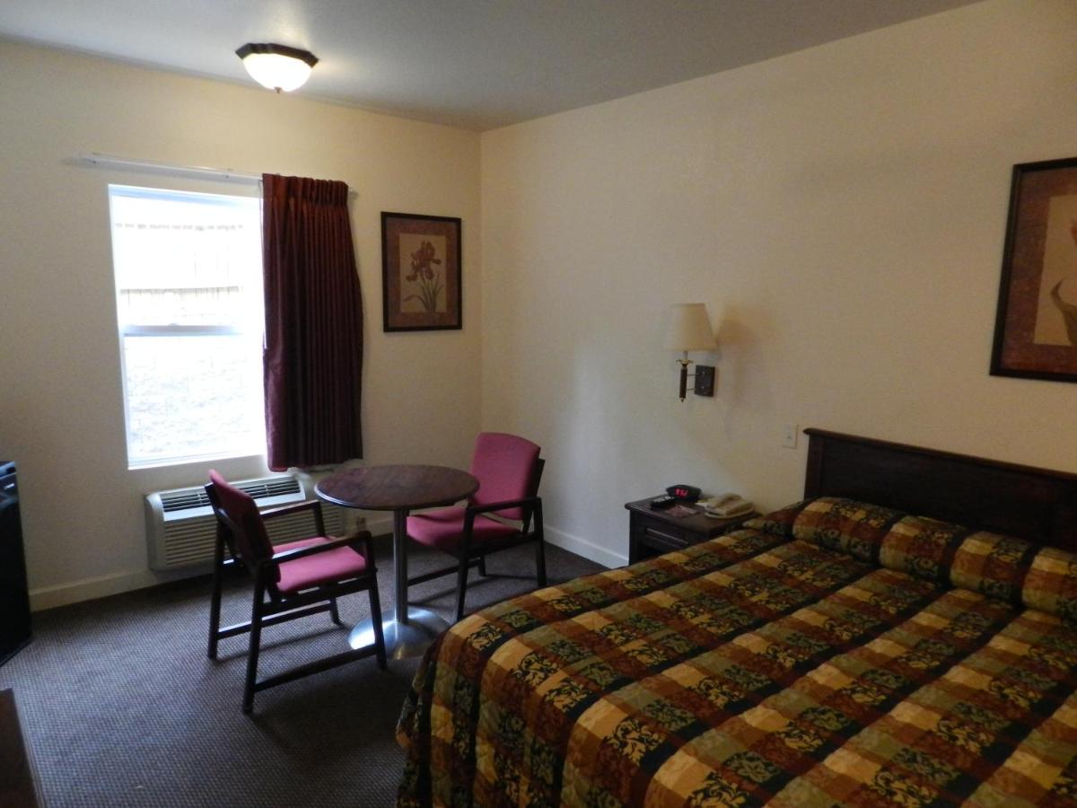 King Room - Non-Smoking at Super 8 by Wyndham St. Louis Airport