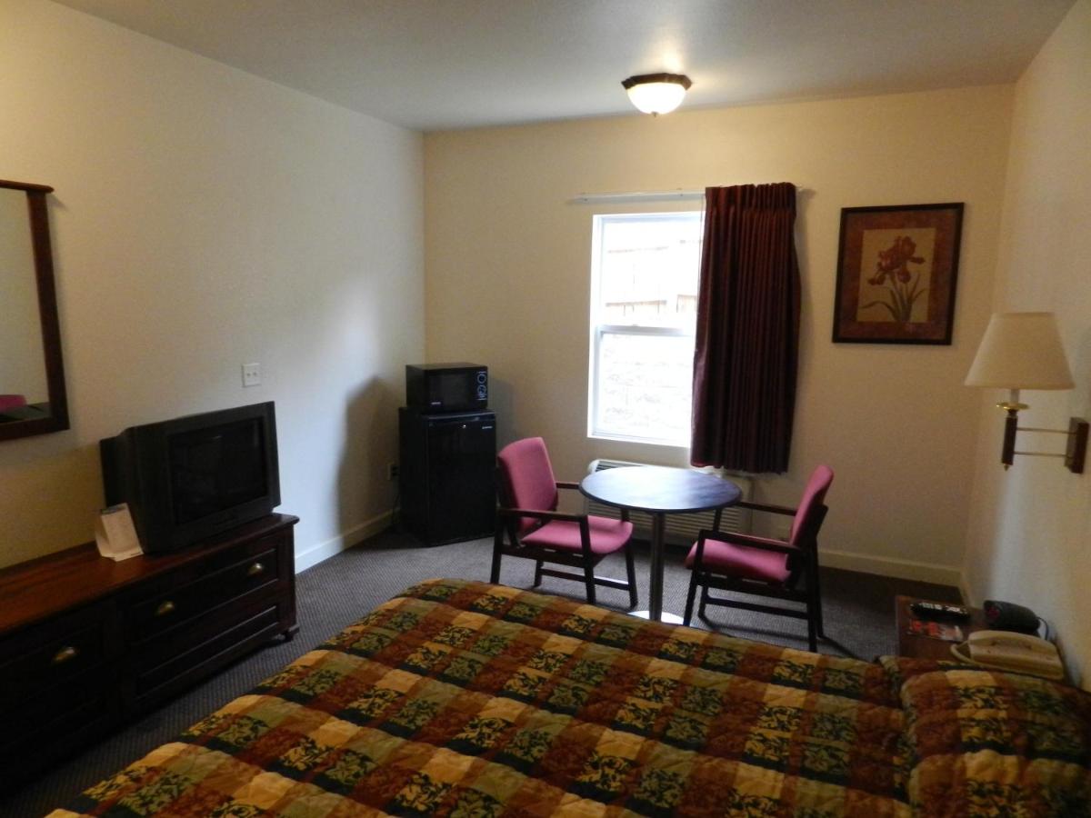 King Room - Non-Smoking at Super 8 by Wyndham St. Louis Airport