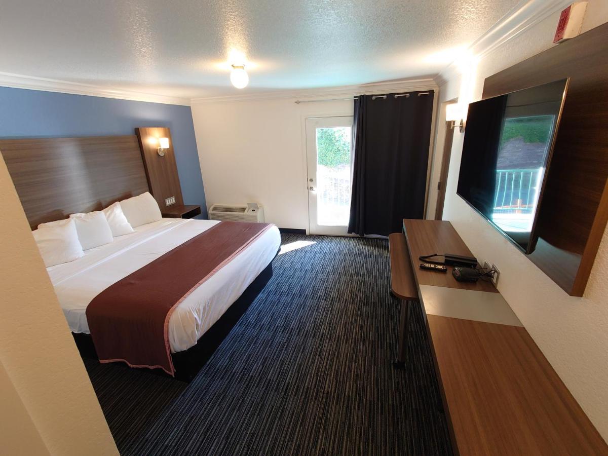 King Renovated Room With Pool View at Reagan Resorts Inn