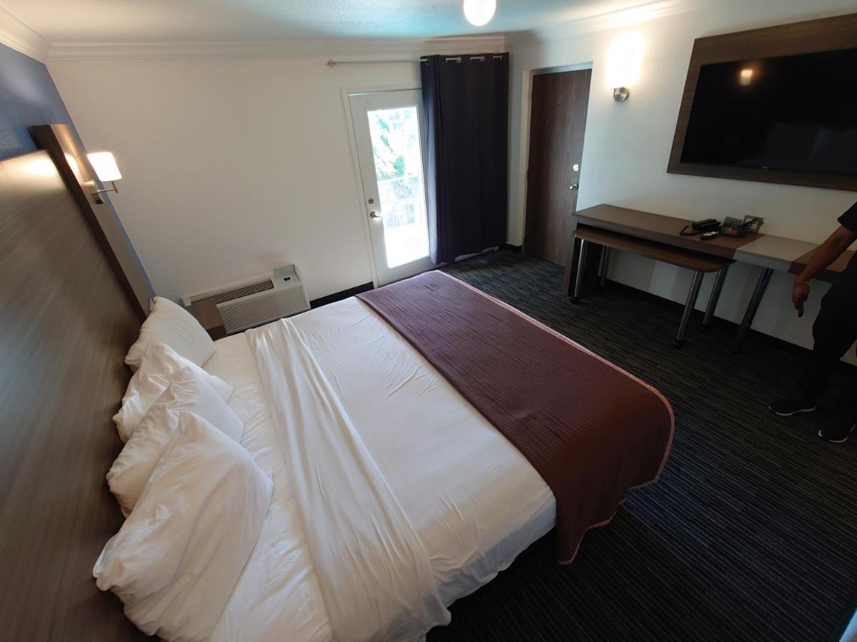King Renovated Room With Pool View at Reagan Resorts Inn