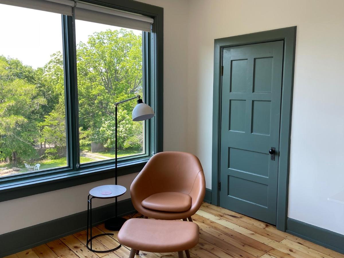 Queen Room with Garden View at The Amelia