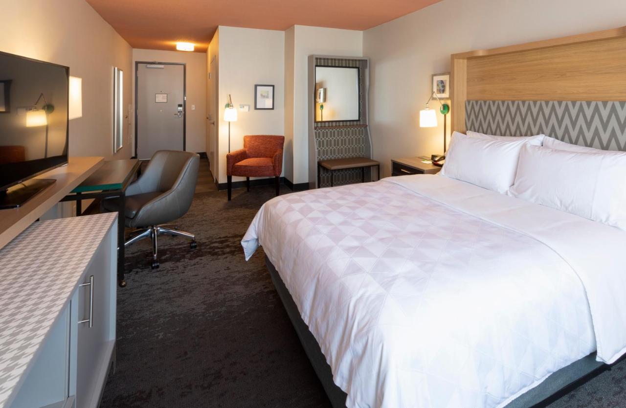 Queen Room - Mobility Access Roll in Shower/Non-Smoking at Holiday Inn Marquette, an IHG Hotel