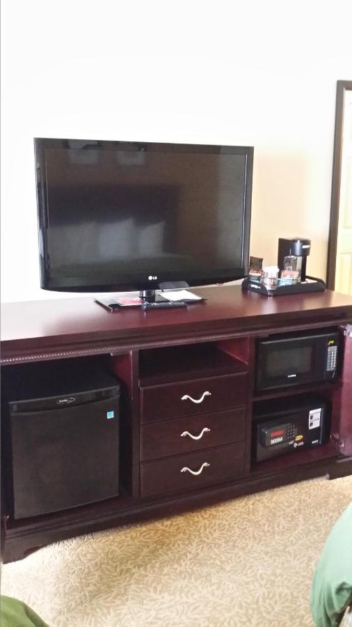 Queen Room with Two Queen Beds at Country Inn & Suites by Radisson, Minot, ND