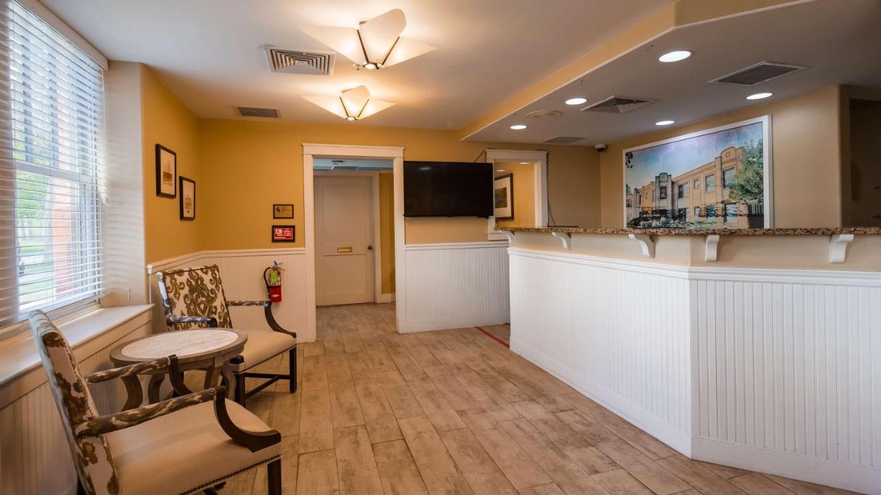 | Best Western Plus Plaza Hotel