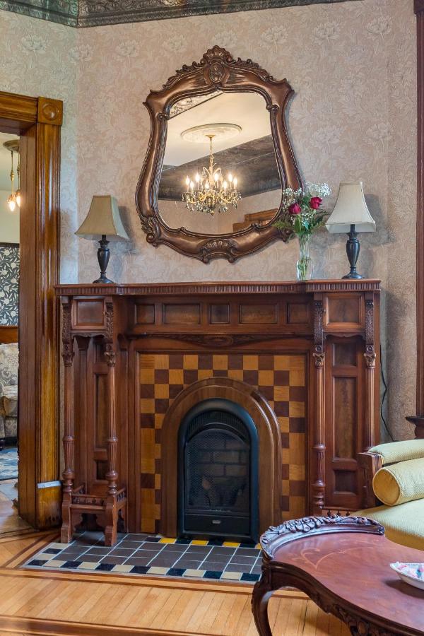  | Moulin Rouge House Bed and Breakfast
