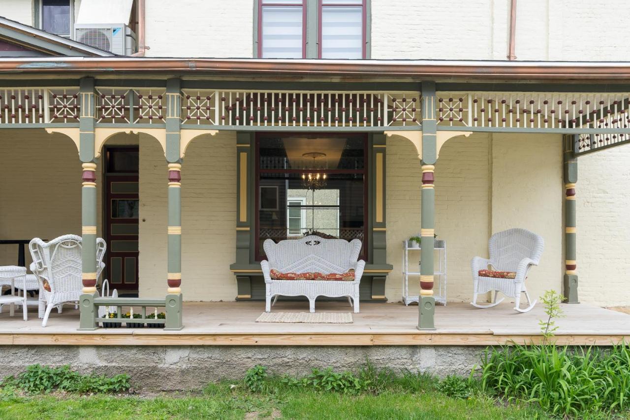  | Moulin Rouge House Bed and Breakfast