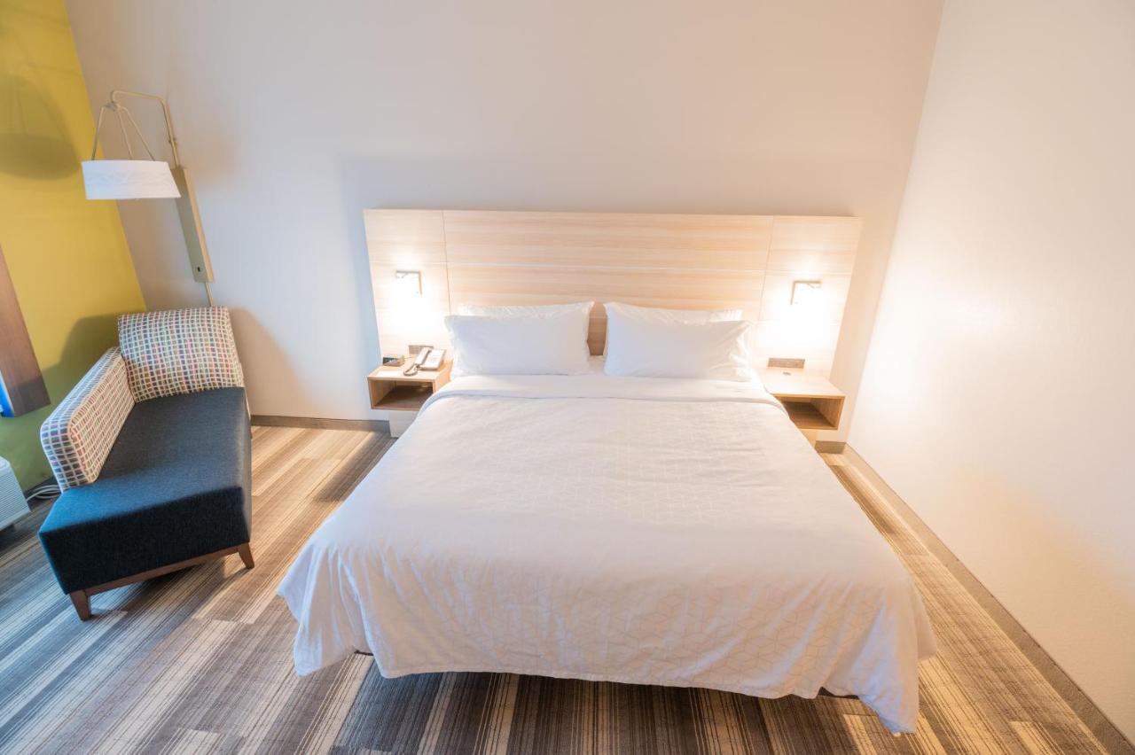  | Holiday Inn Express & Suites - Dayton East - Beavercreek