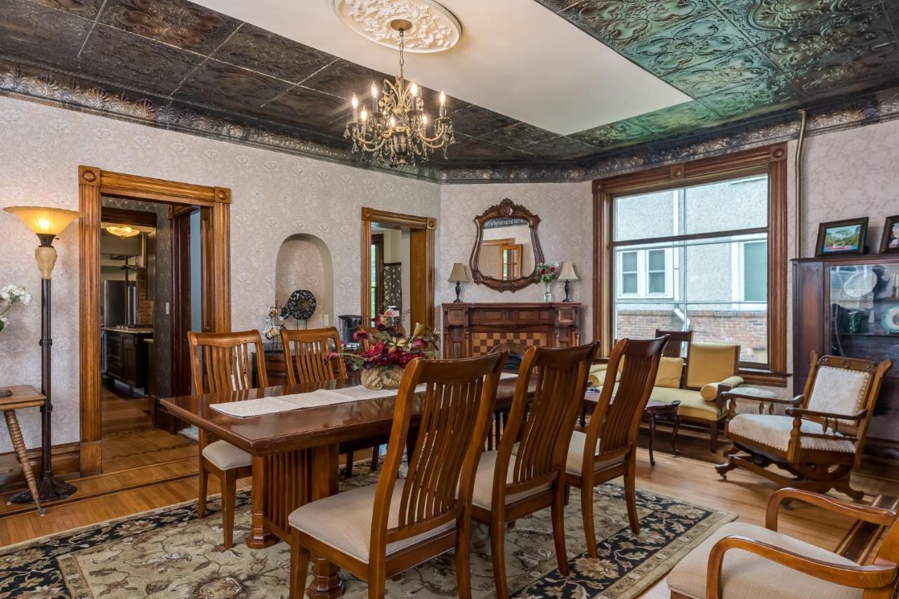  | Moulin Rouge House Bed and Breakfast