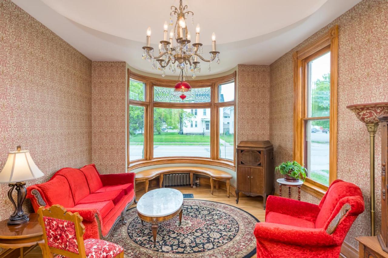  | Moulin Rouge House Bed and Breakfast