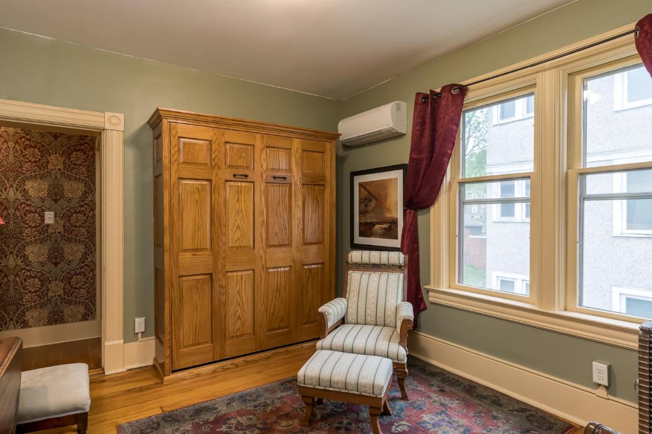  | Moulin Rouge House Bed and Breakfast
