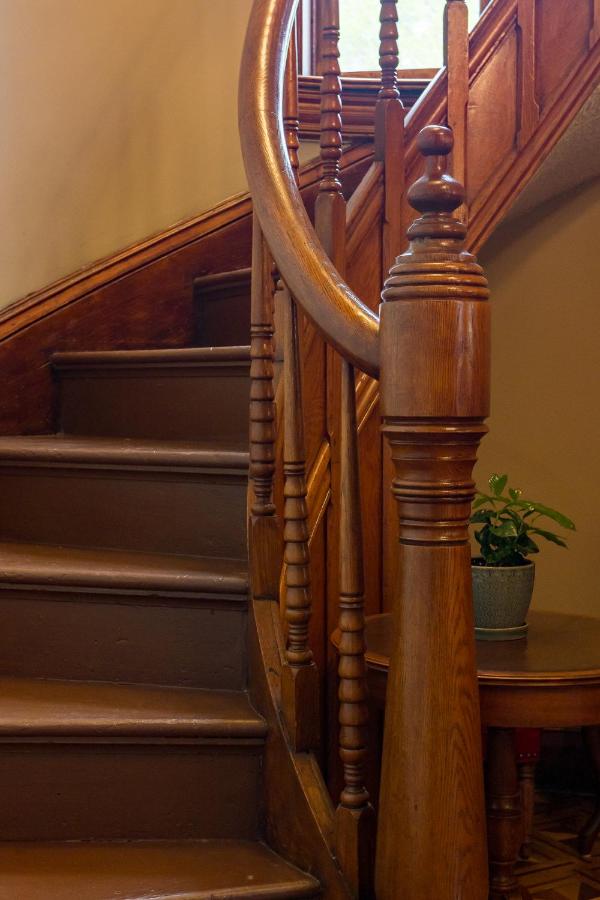  | Moulin Rouge House Bed and Breakfast