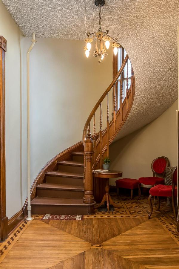  | Moulin Rouge House Bed and Breakfast