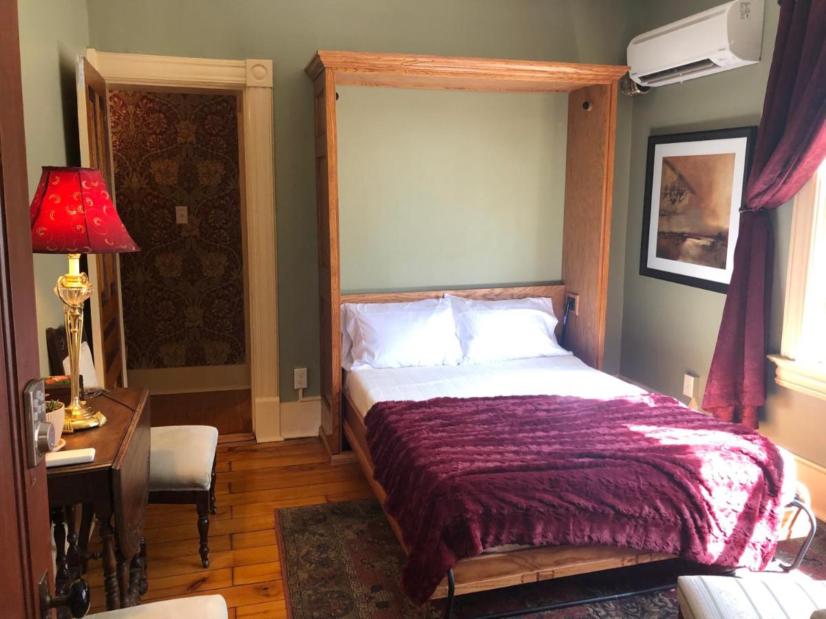  | Moulin Rouge House Bed and Breakfast