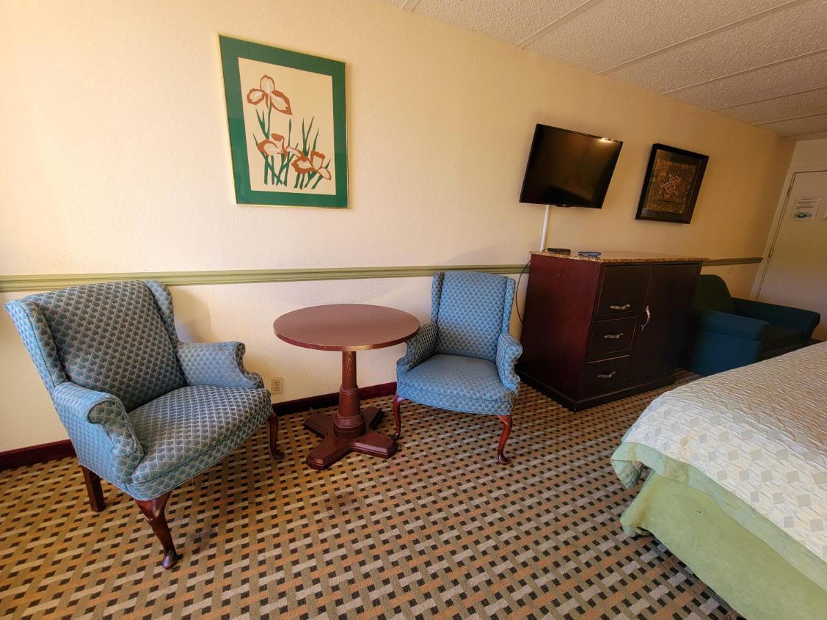 King Suite - Non-Smoking at Town Inn