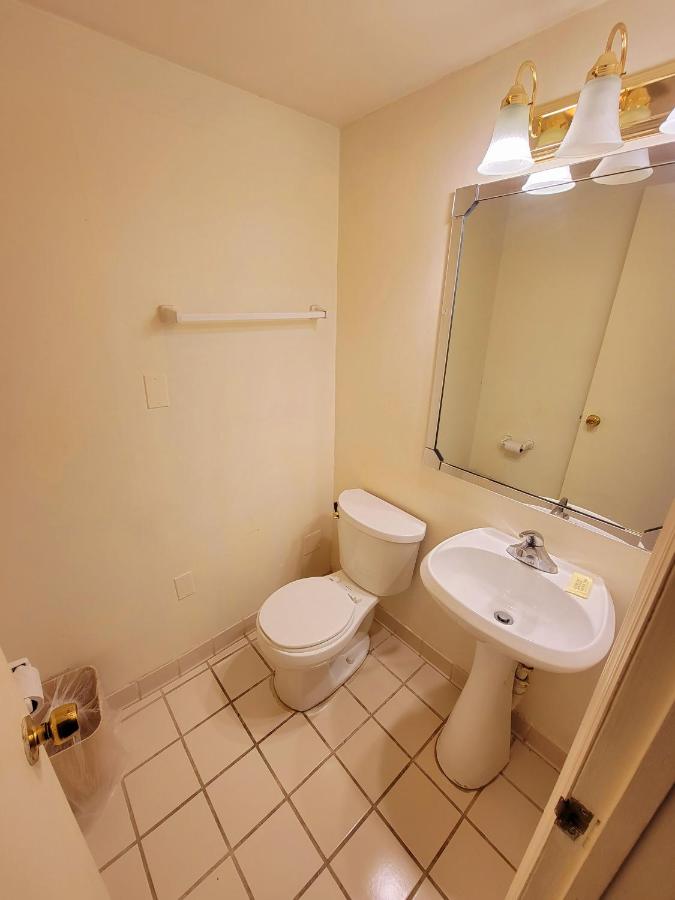 King Suite - Non-Smoking at Town Inn