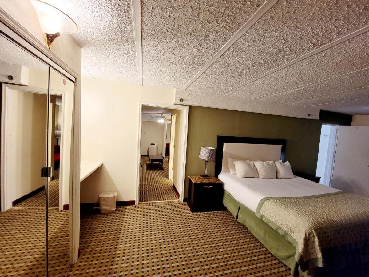King Suite - Non-Smoking at Town Inn