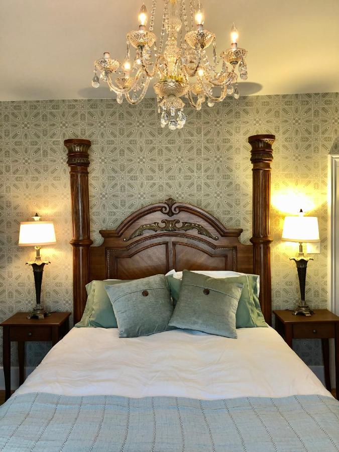  | Moulin Rouge House Bed and Breakfast