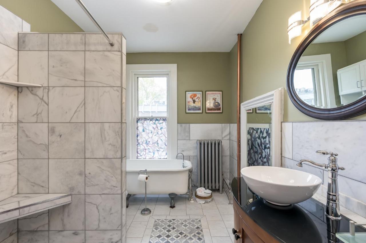  | Moulin Rouge House Bed and Breakfast