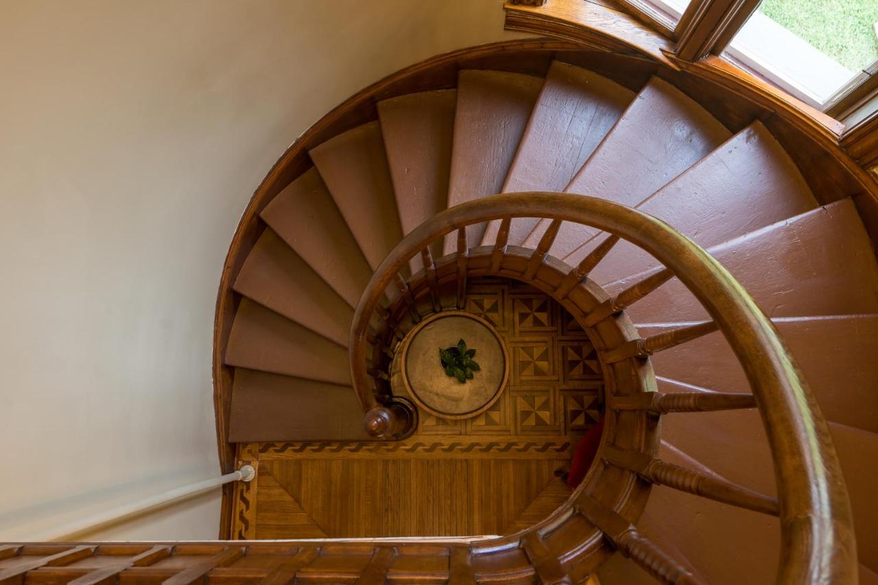  | Moulin Rouge House Bed and Breakfast
