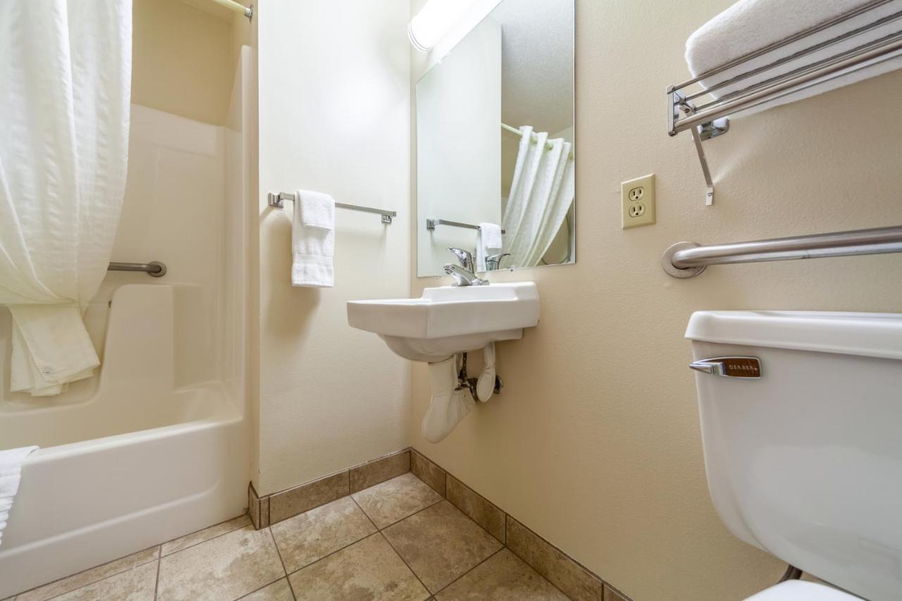 Queen Room - Accessible/Non Smoking at Econo Lodge Sioux Center