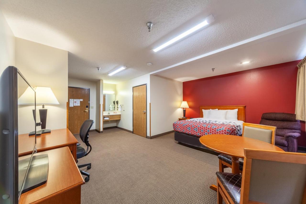Queen Room - Accessible/Non Smoking at Econo Lodge Sioux Center