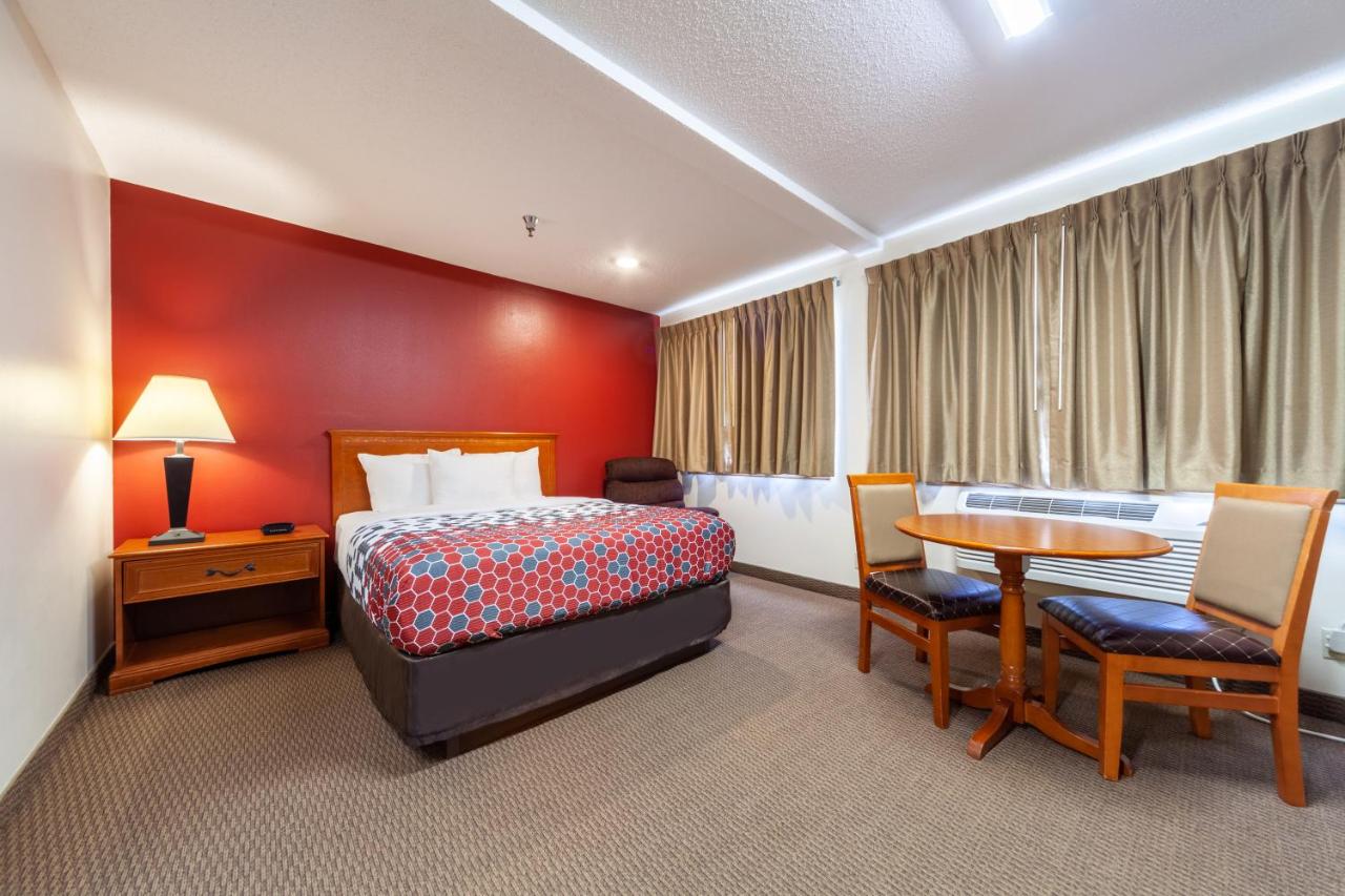 Queen Room - Accessible/Non Smoking at Econo Lodge Sioux Center