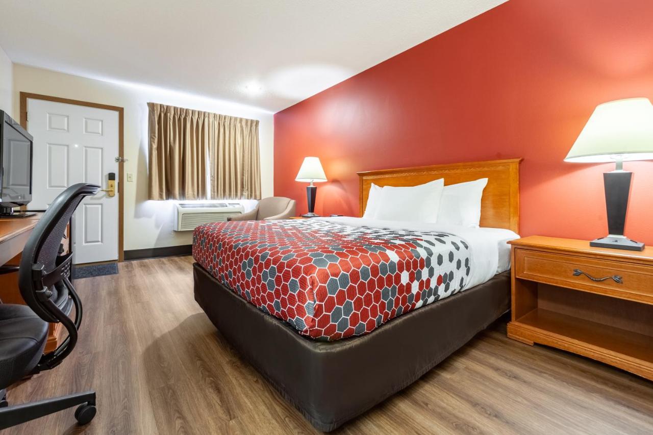Standard Queen Room - Non Smoking at Econo Lodge Sioux Center