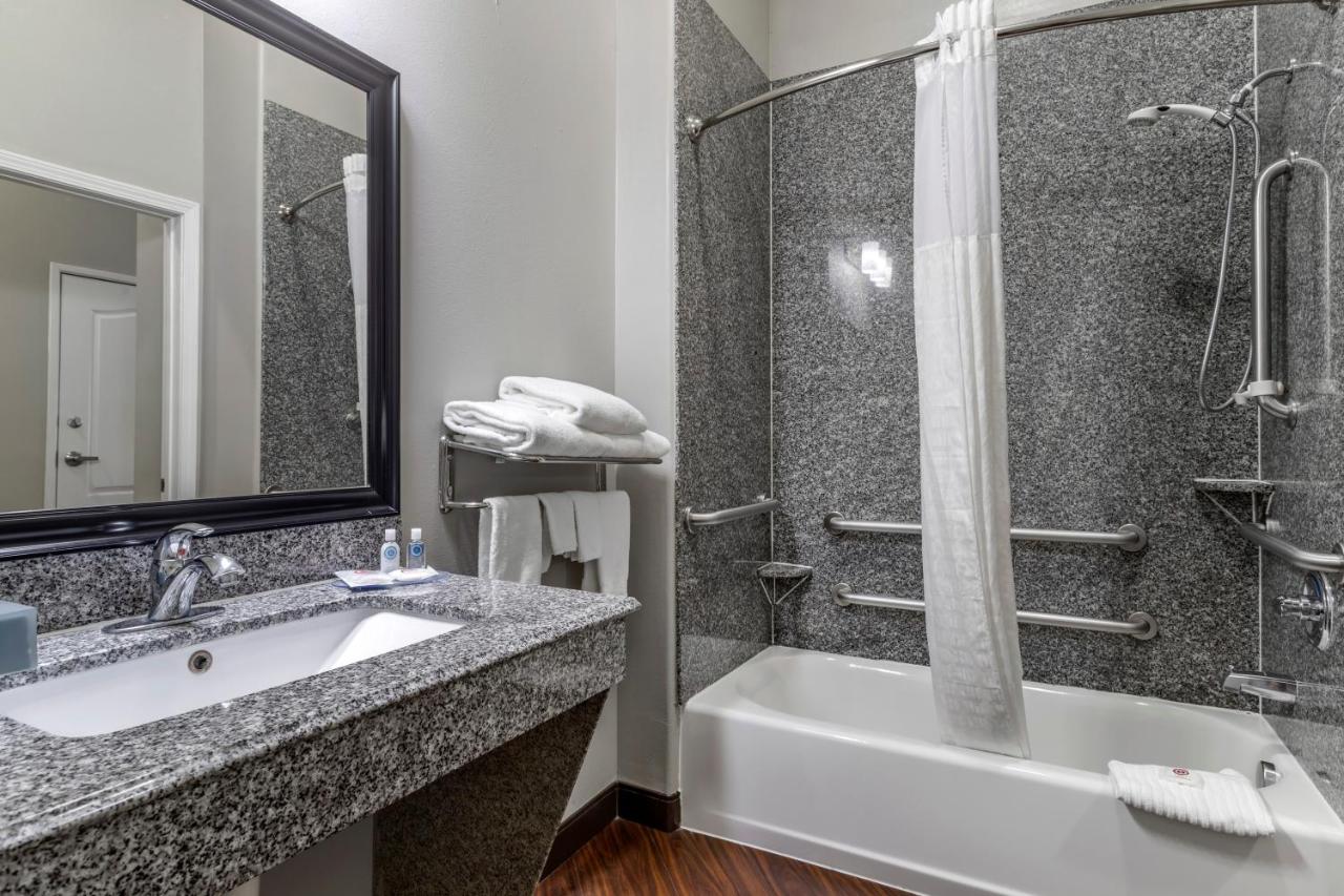 King Room - Accessible/Non-Smoking at Comfort Inn & Suites Cleveland TX