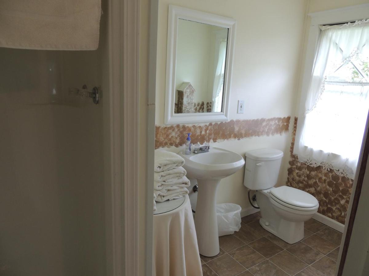 | Foster Lake Inn
