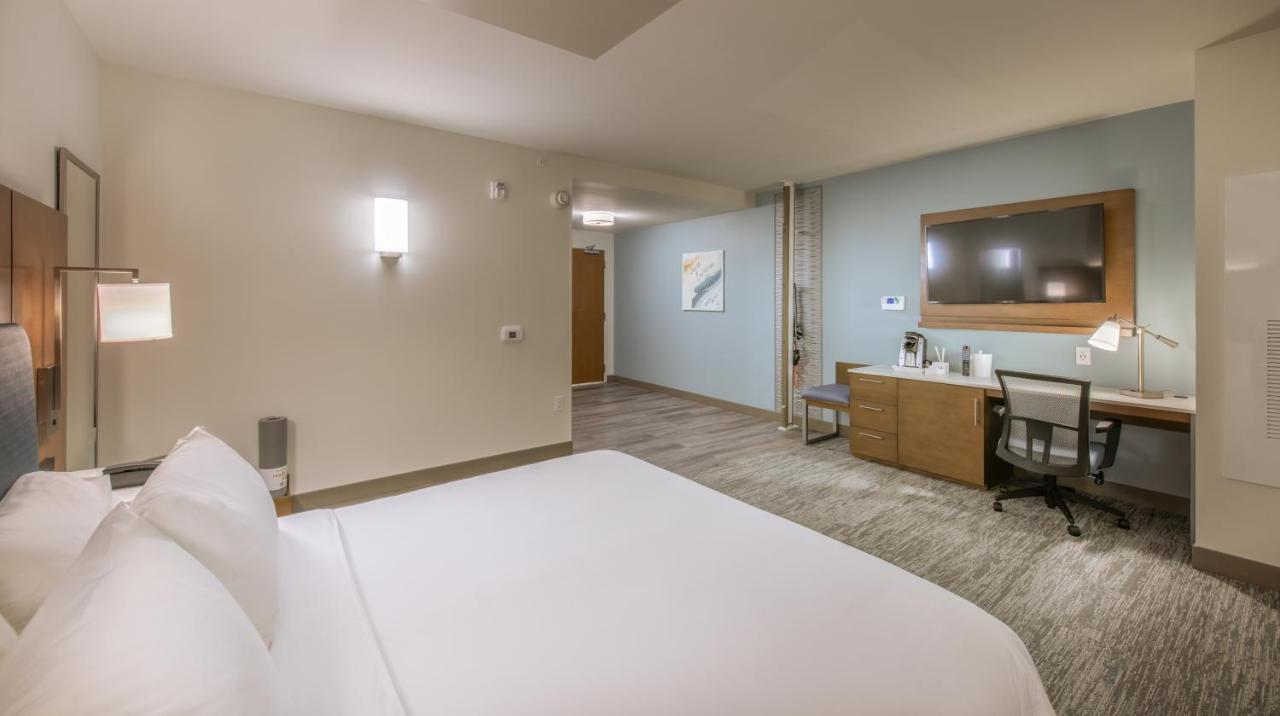 King Room with Hearing Accessible Roll In Shower - Non-Smoking at EVEN Hotel Atlanta - Ballpark Area by IHG