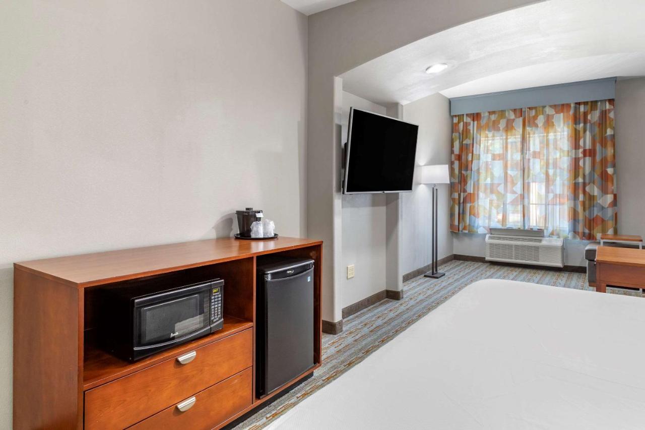 King Suite with Sofa Bed - Non-Smoking at Comfort Inn & Suites Cleveland TX