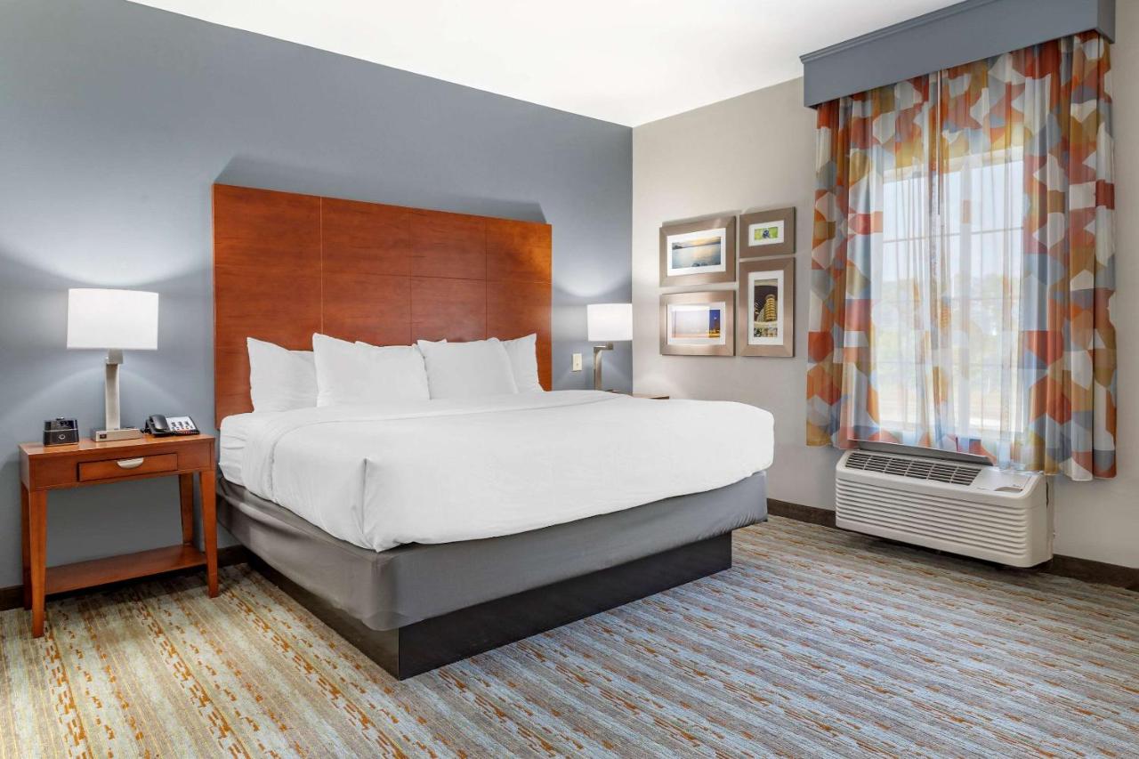 King Suite - Non-Smoking at Comfort Inn & Suites Cleveland TX